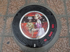 ジョジョマンホール　6.杉本鈴美：ローソン柳町通店前