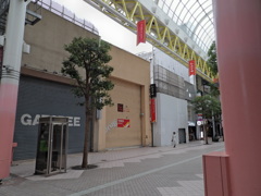 ジョジョマンホール　むかでや