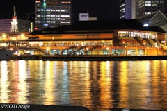 水面に写る金色の海