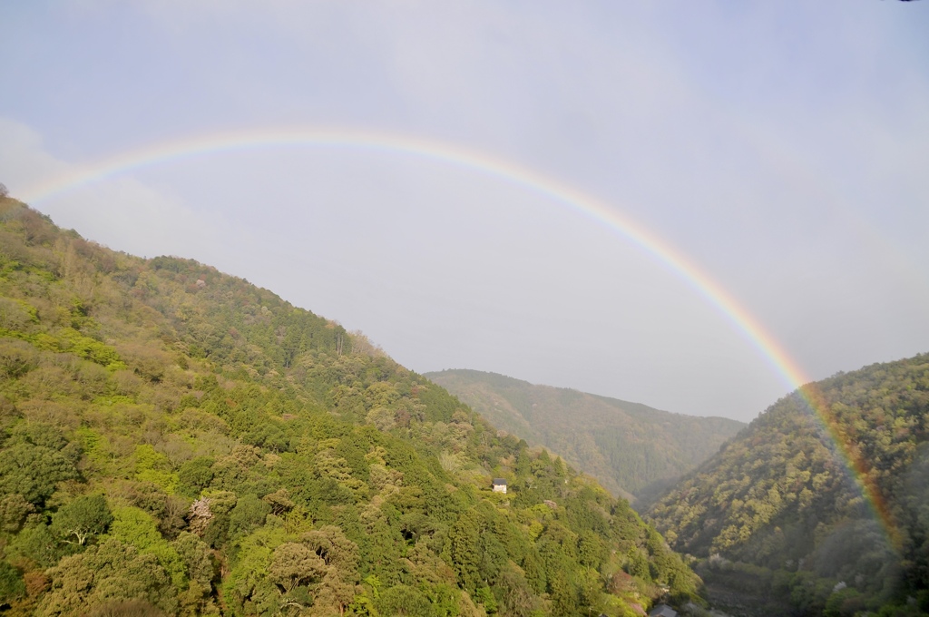 保津峡に架かる虹