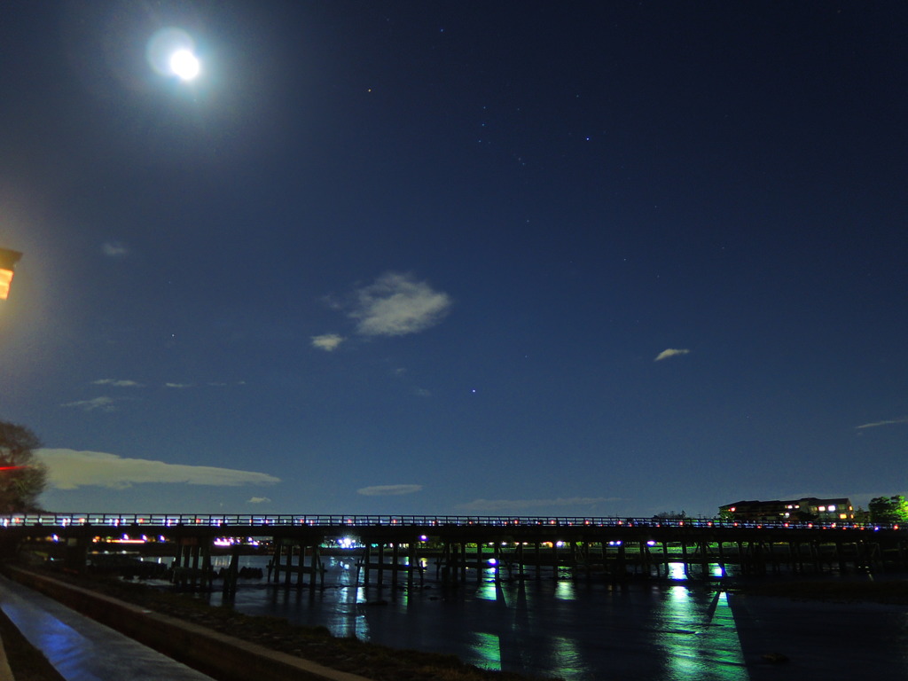 月とオリオンと渡月橋