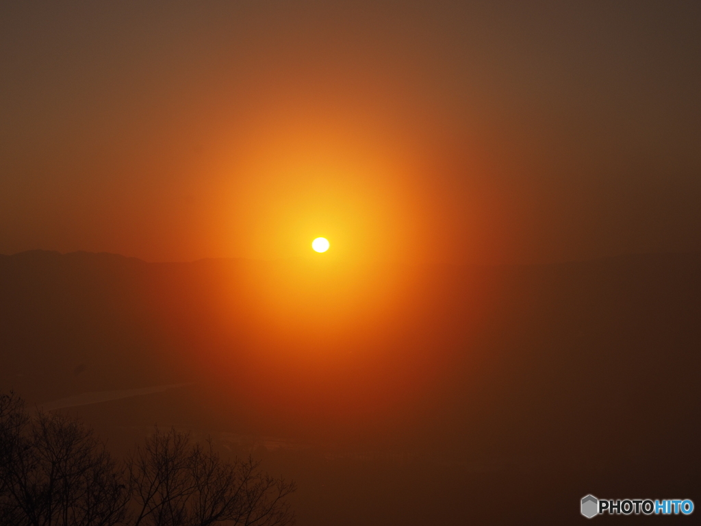 霧の中に昇る朝日
