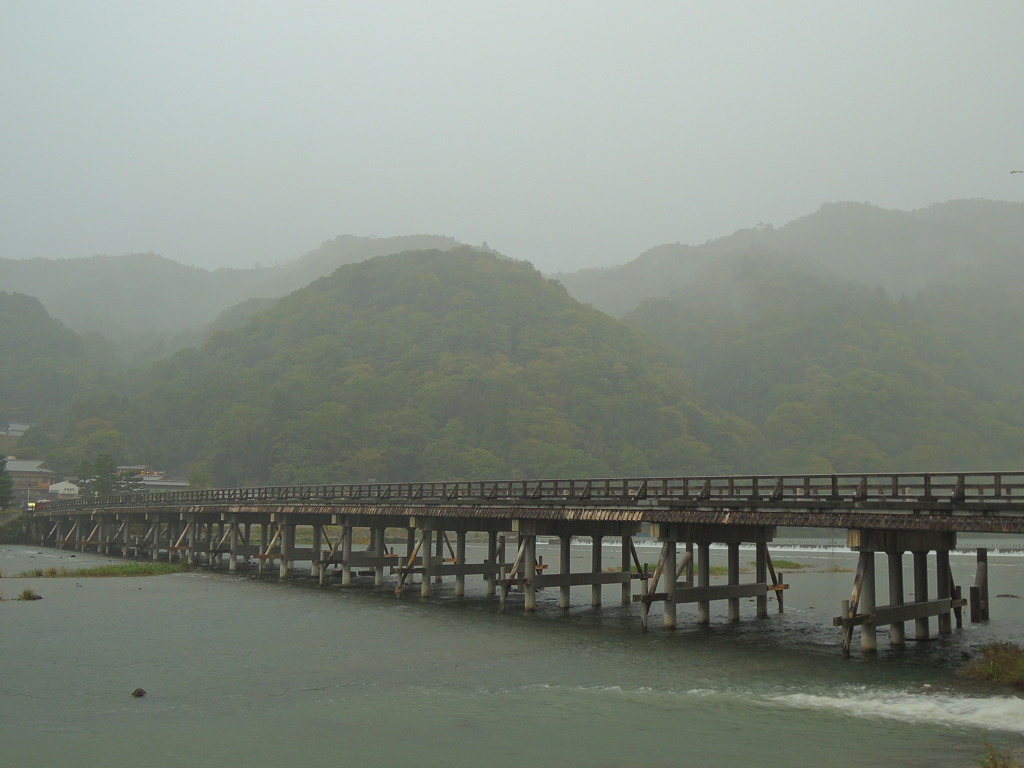 雨に煙る嵐山