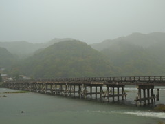 雨に煙る嵐山