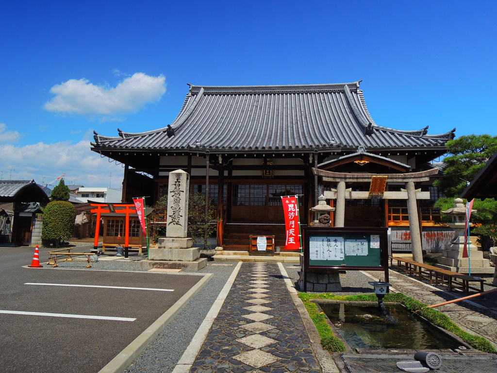 お寺なのに鳥居が二つ