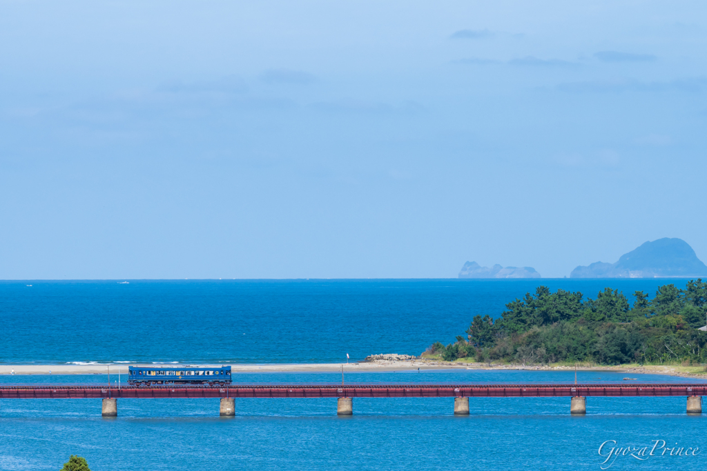 青い海と空、そして気動車