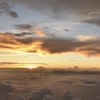 雲の上の空の上　大阪上空でとうとう夕焼け