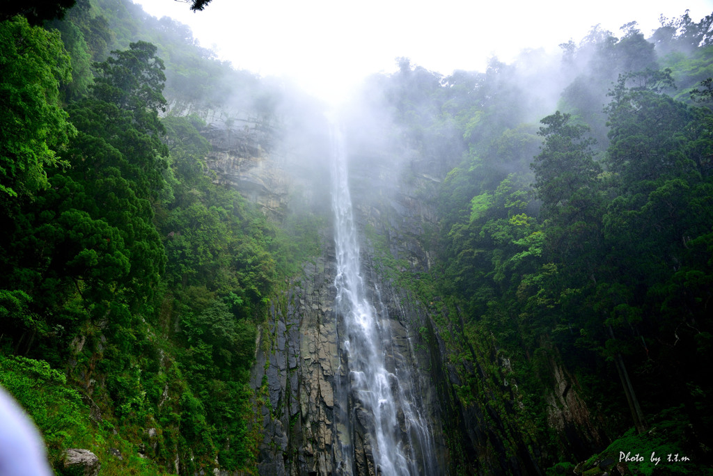荘厳。神秘の大滝