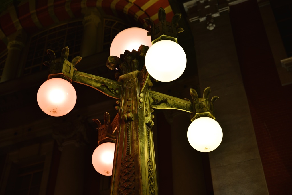 歴史を照らし続ける街灯　中之島中央公会堂