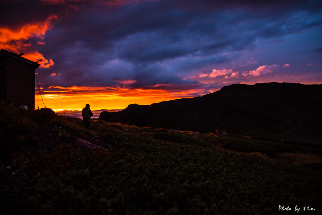 山小屋の夕日