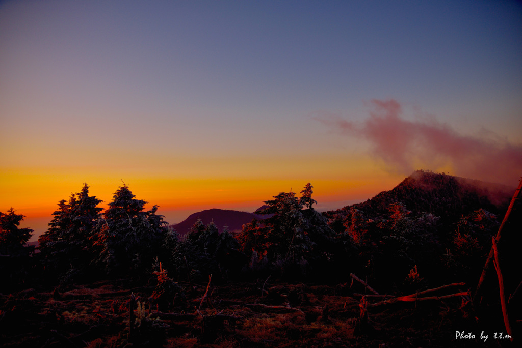 染まる山