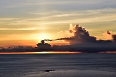 夕陽とスコール