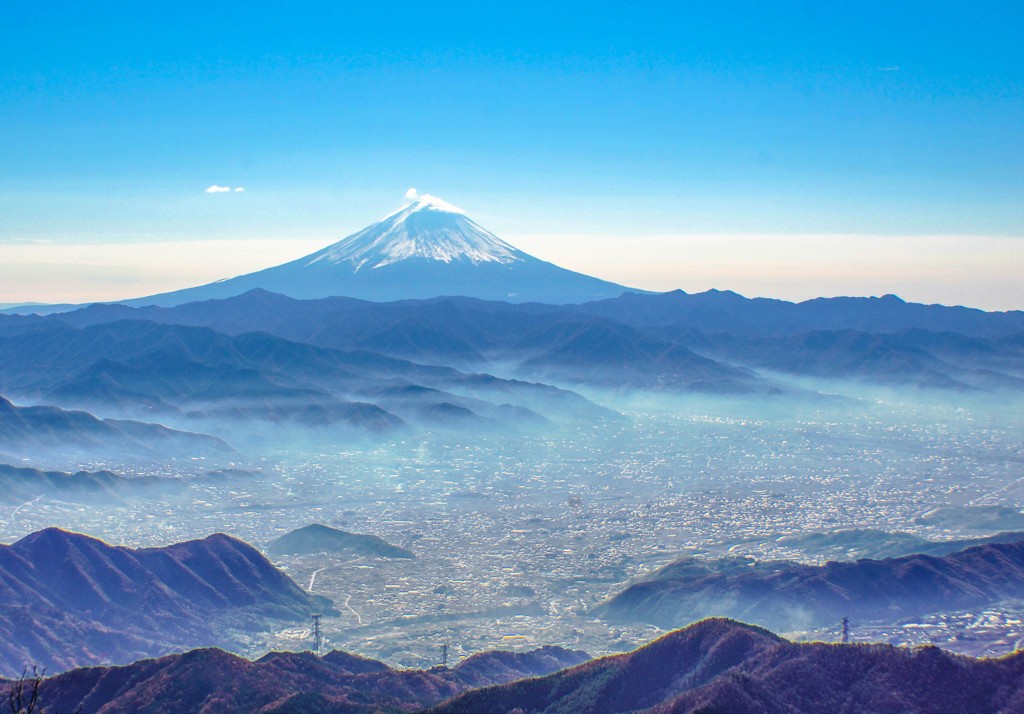 晩秋の乾徳山山頂から見た甲府盆地と富士山２
