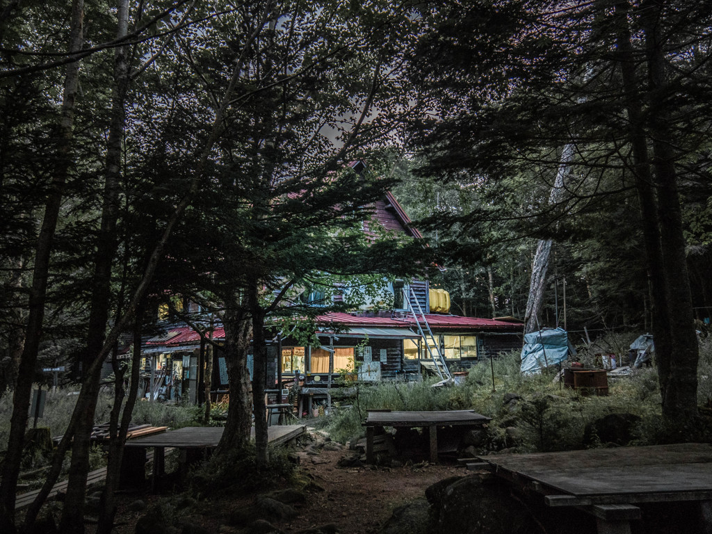 日没の直後の白駒池キャンプ場の光景（青苔荘）