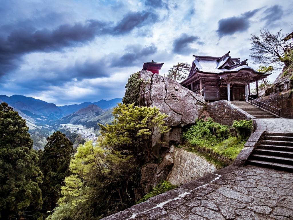 春の輝く雨雲に覆われた山寺（宝珠山立石寺）