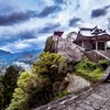 春の輝く雨雲に覆われた山寺（宝珠山立石寺）