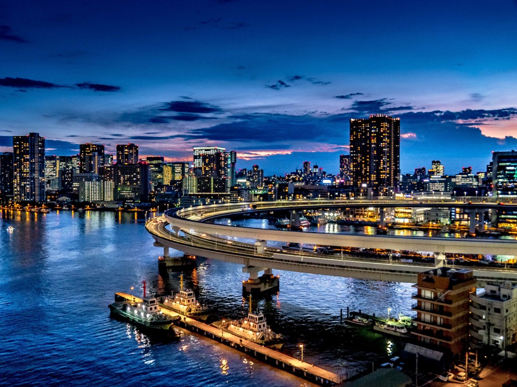 日没後のレインボーブリッジ遊歩道から見たループ橋と品川高層ビル群 By Mokuren Id 写真共有サイト Photohito