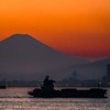 タンカーとランドマークタワーと富士山と