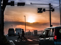多摩川ガス橋たもとの交差点の夕景