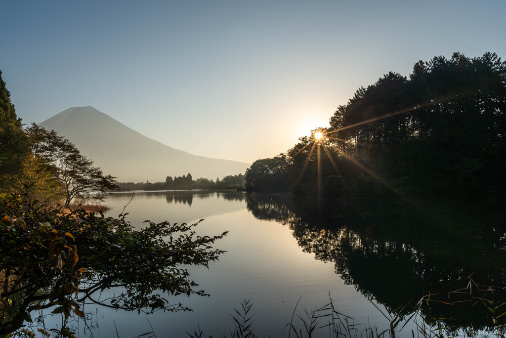 湖畔を歩く