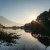 湖畔を歩く