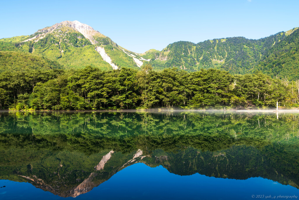 水面の焼岳