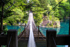青い湖とつり橋