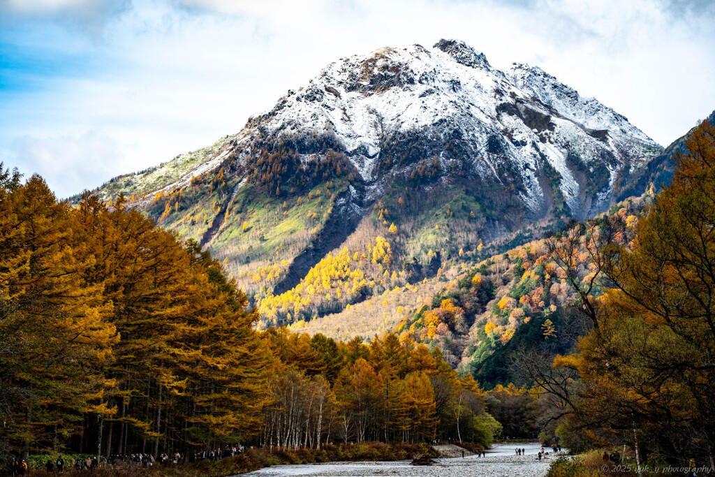 冠雪と紅葉の焼岳