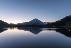 精進湖、日の出前