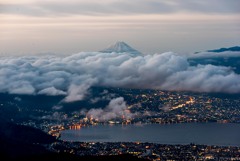 諏訪湖の夜景と富士の雲海