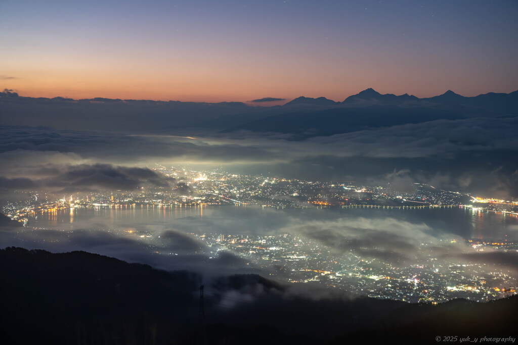夜明けの頃、諏訪湖の夜景