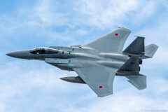 青空を飛ぶF15