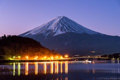 湖畔から富士を見る