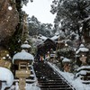 佇む雪の寺