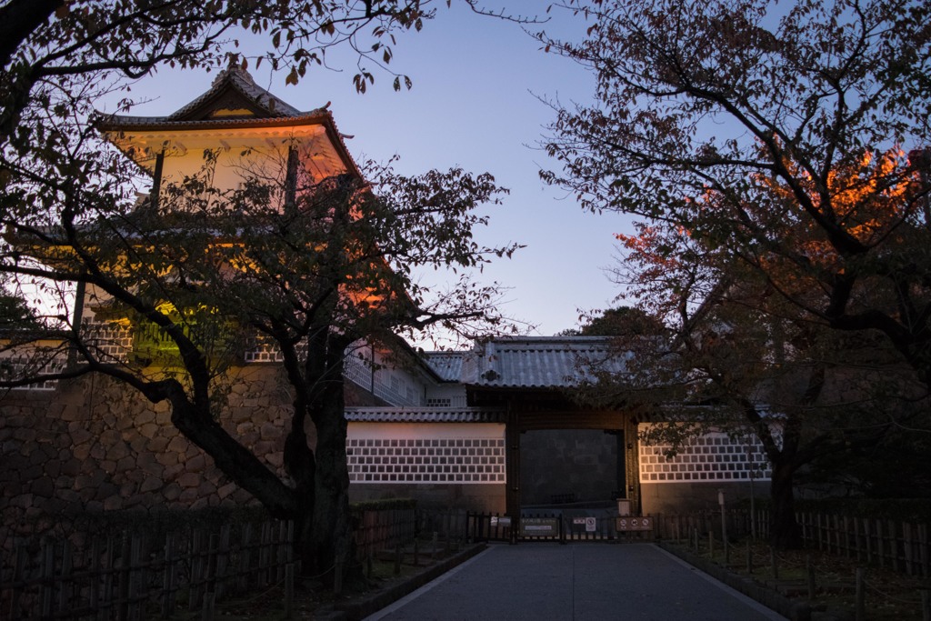 夕暮れ、石川門