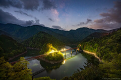 夜明けの湖上