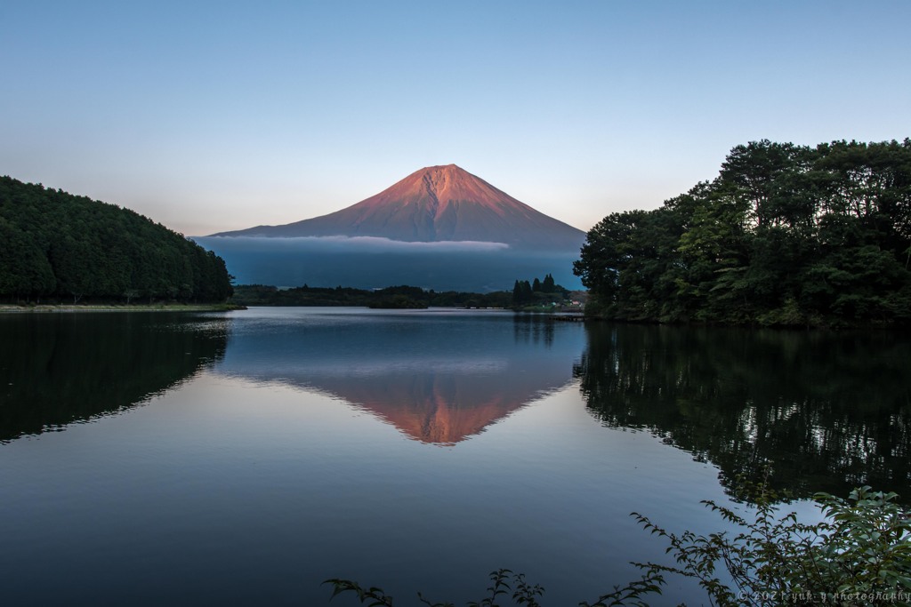 夕暮れの湖畔