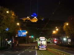 青色の路面電車と熊本城