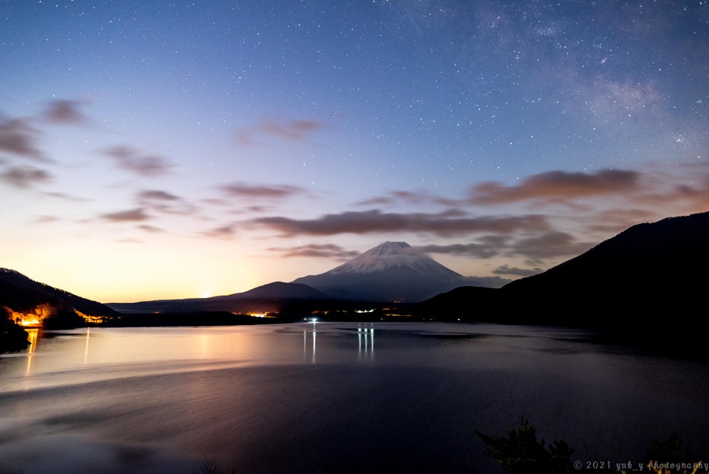 湖畔の夜明け