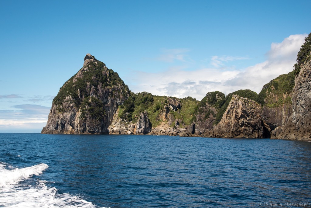 烏帽子山を海から見る