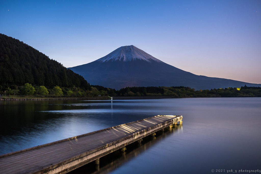 月夜の湖畔