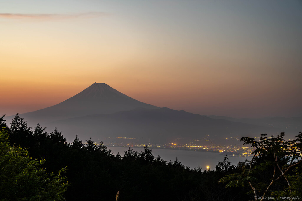 夕暮れ時、富士を眺める