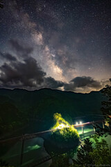 黒雲来たる湖上