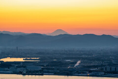朝焼けの富士山と港