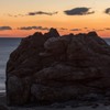 砂浜の巨岩