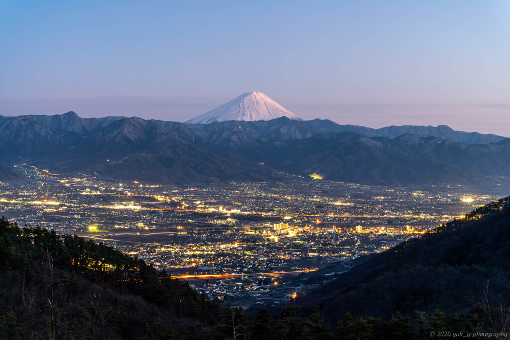 夕暮れの富士と甲府盆地の夜景