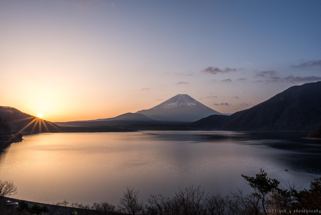 本栖湖の朝陽