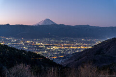 夜明けの富士と甲府盆地の街灯り