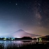 梅雨の富士と銀河の夜空