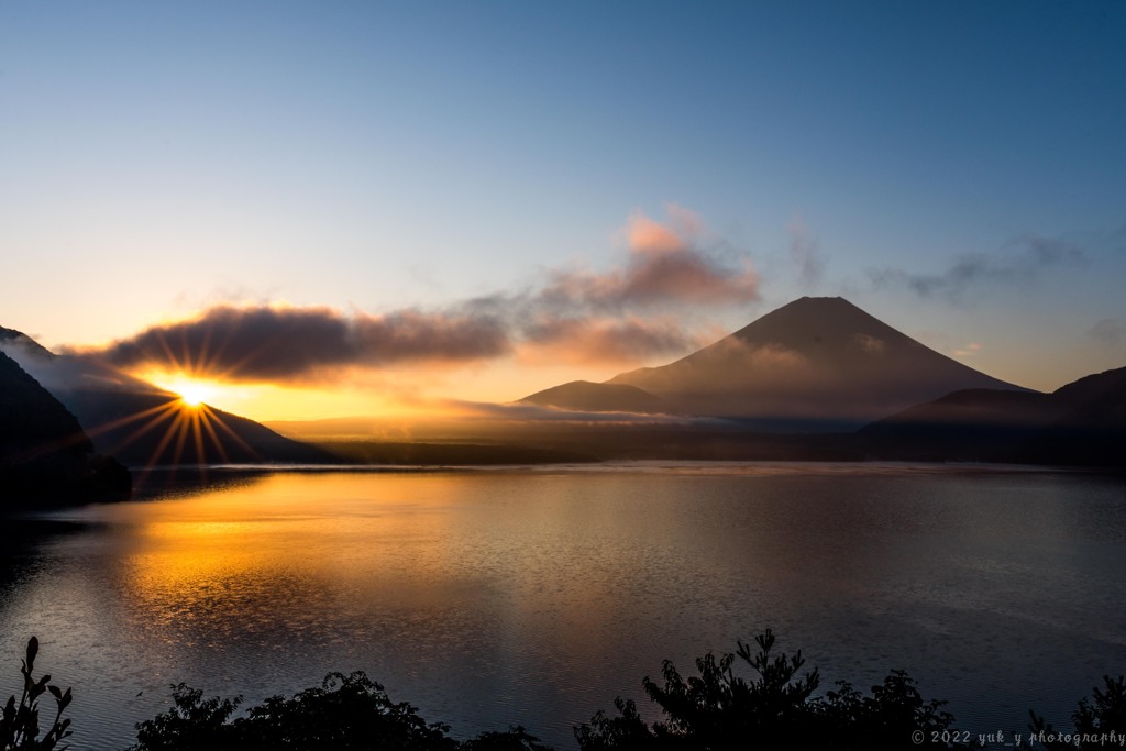 本栖湖の日の出